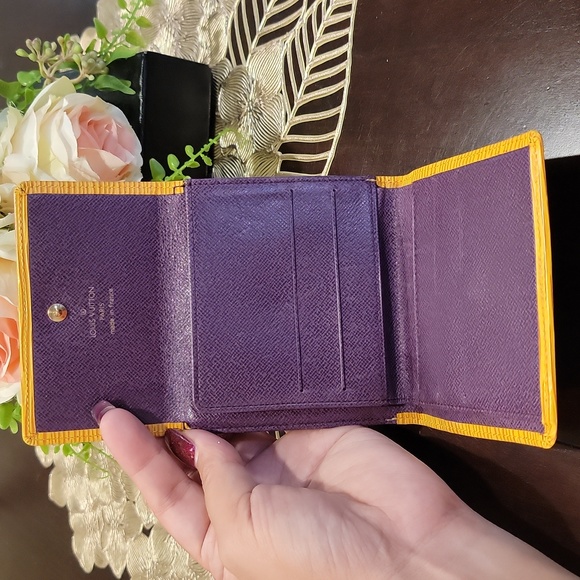 Authentic Louis Vuitton Epi short wallet - Picture 7 of 9